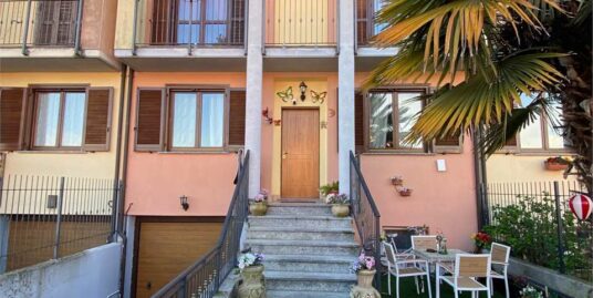 Villetta a schiera con ampio box.