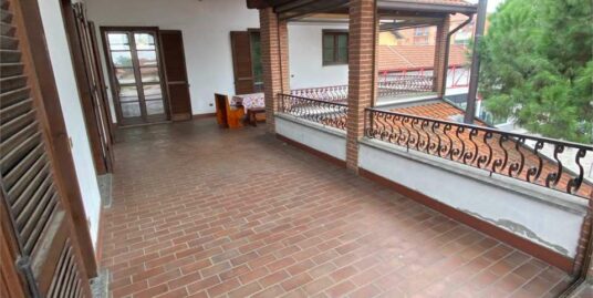 VENDESI ABITAZIONE CON  ATTIVITA’ COMMERCIALE