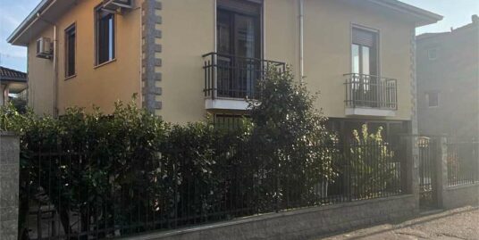 villa indipendente predisposta per due appartamenti