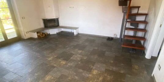 AFFITASI ABITAZIONE IMMERSA NEL VERDE