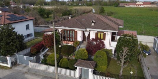 Villa   bifamiliare con ampio giardino